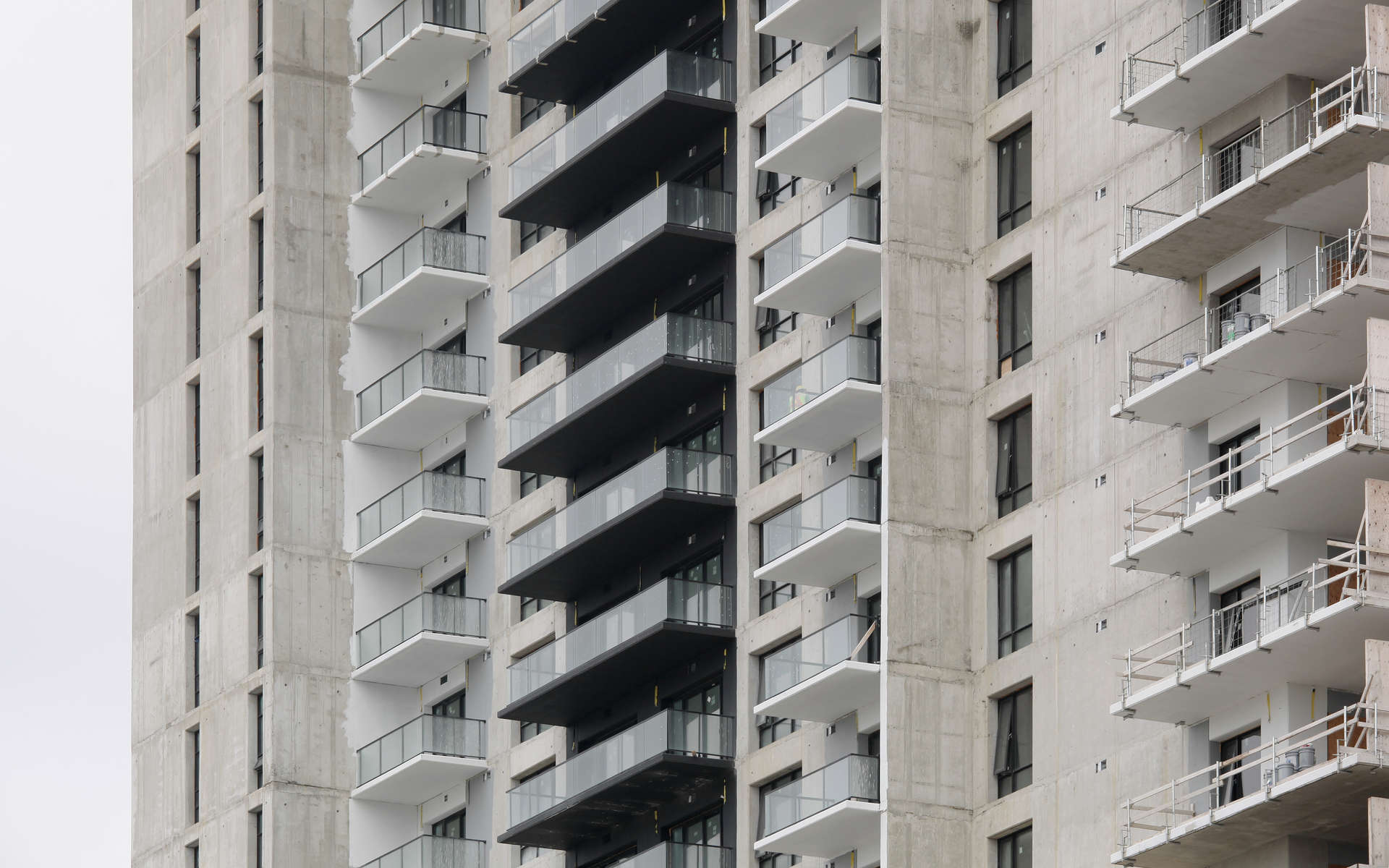 High-Rise Apartment Building Painters. Tall Multi-Unit Residential and/or Commercial Buildings. London Ontario high-rise exterior painting project by Performance Painting and Caulking, a London Ontario high-rise painting contractor.